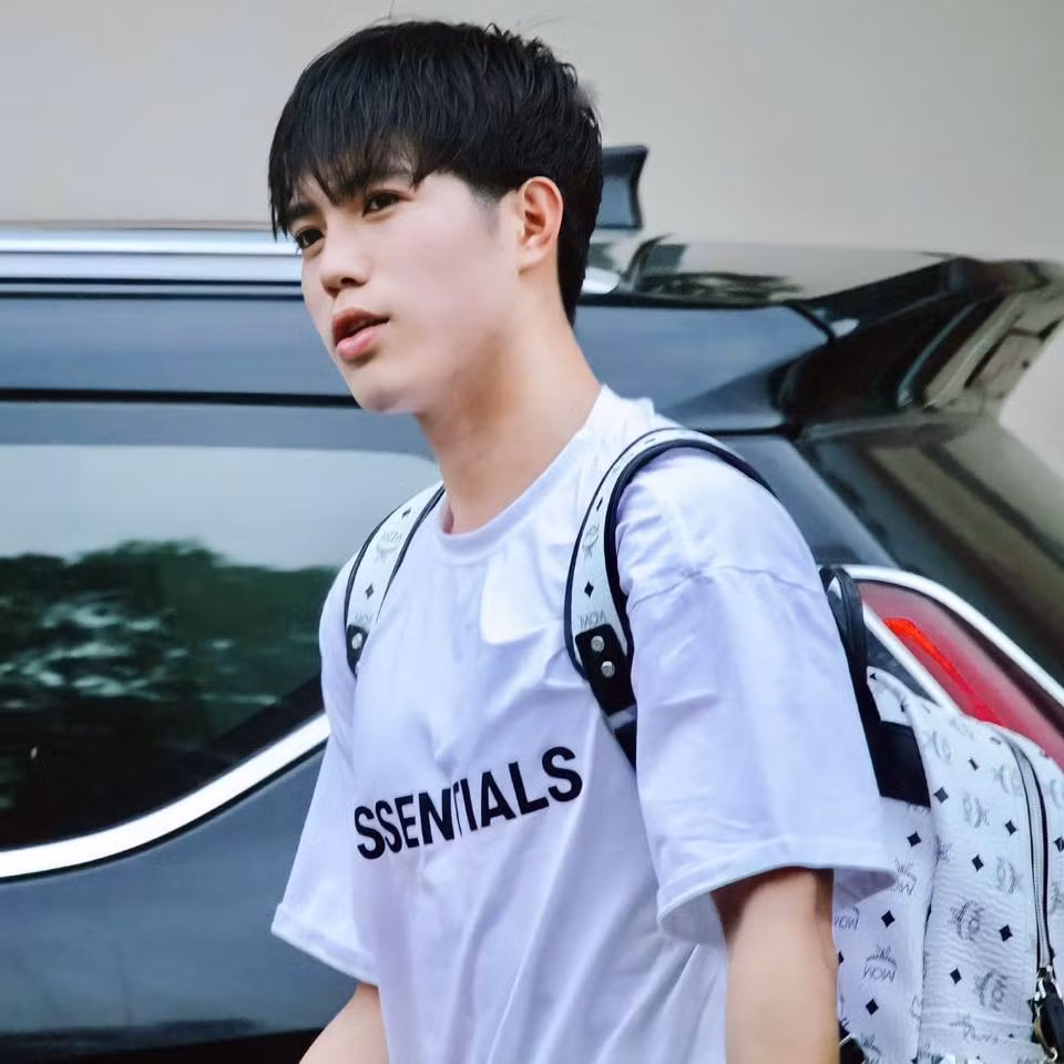 Tại cuộc phỏng vấn trước buổi tập của đội tuyển ngày 20/4, Quang Thịnh thẳng thắn khẳng định mình không ngán bất kỳ cầu thủ nào của kình địch Thái Lan tại SEA Games 32.