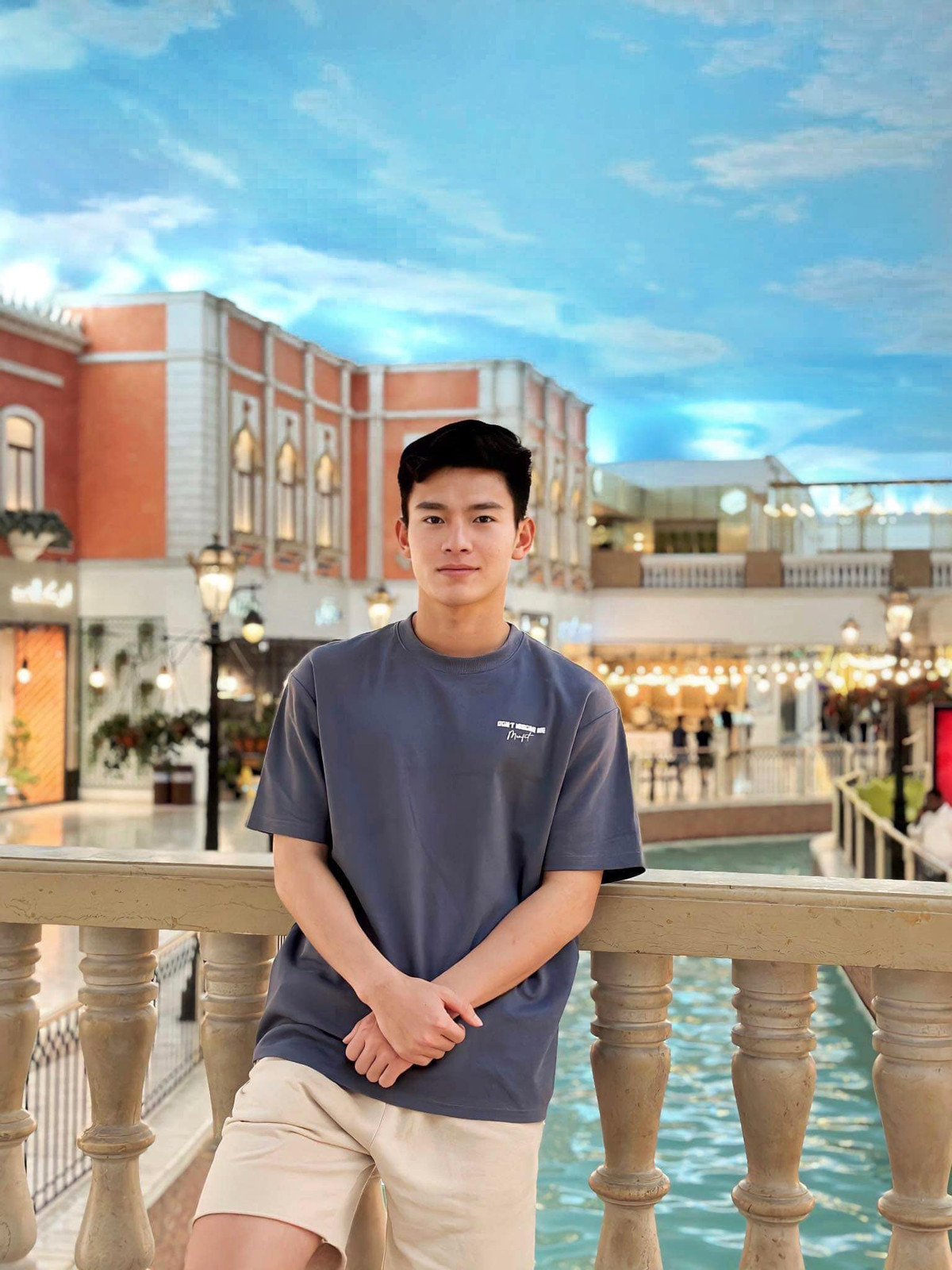 Nếu ngoài sân, Tuấn Tài để lại dấu ấn với nụ cười mỉm hiền lành... thì ngoài đời anh chàng lại có phong cách trẻ trung, năng động đúng độ tuổi