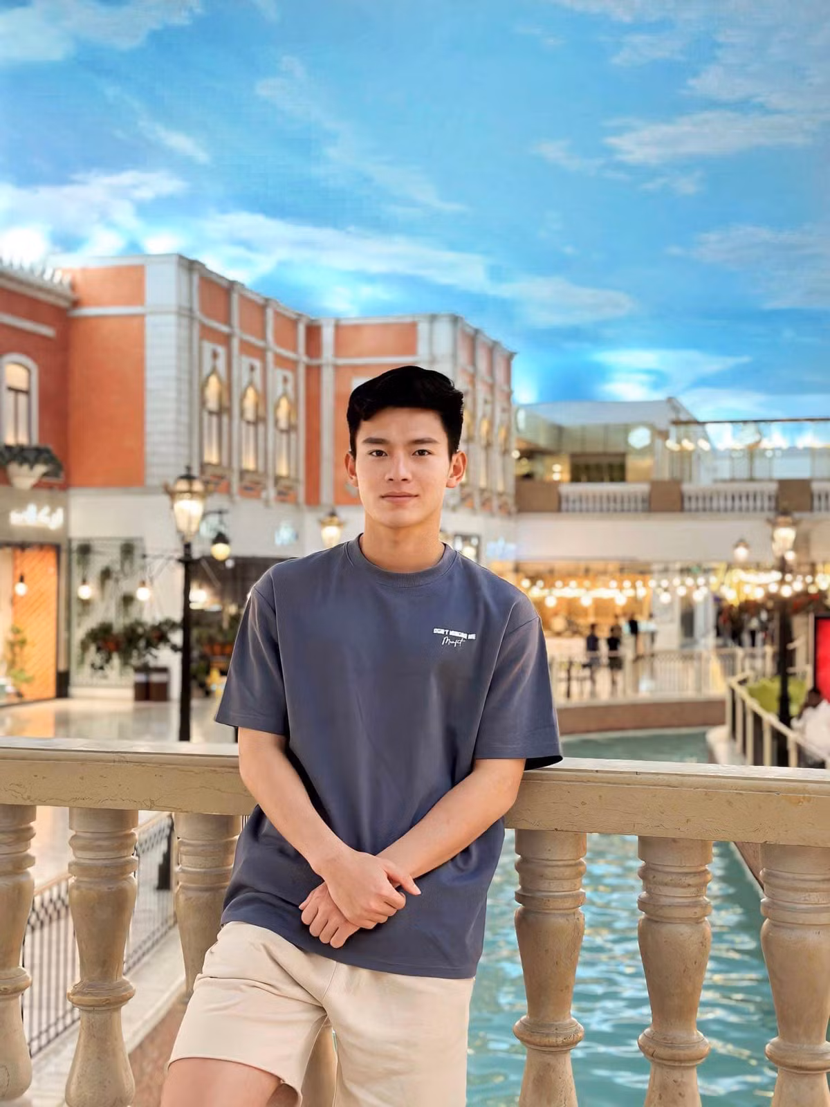 Nếu ngoài sân, Tuấn Tài để lại dấu ấn với nụ cười mỉm hiền lành... thì ngoài đời anh chàng lại có phong cách trẻ trung, năng động đúng độ tuổi