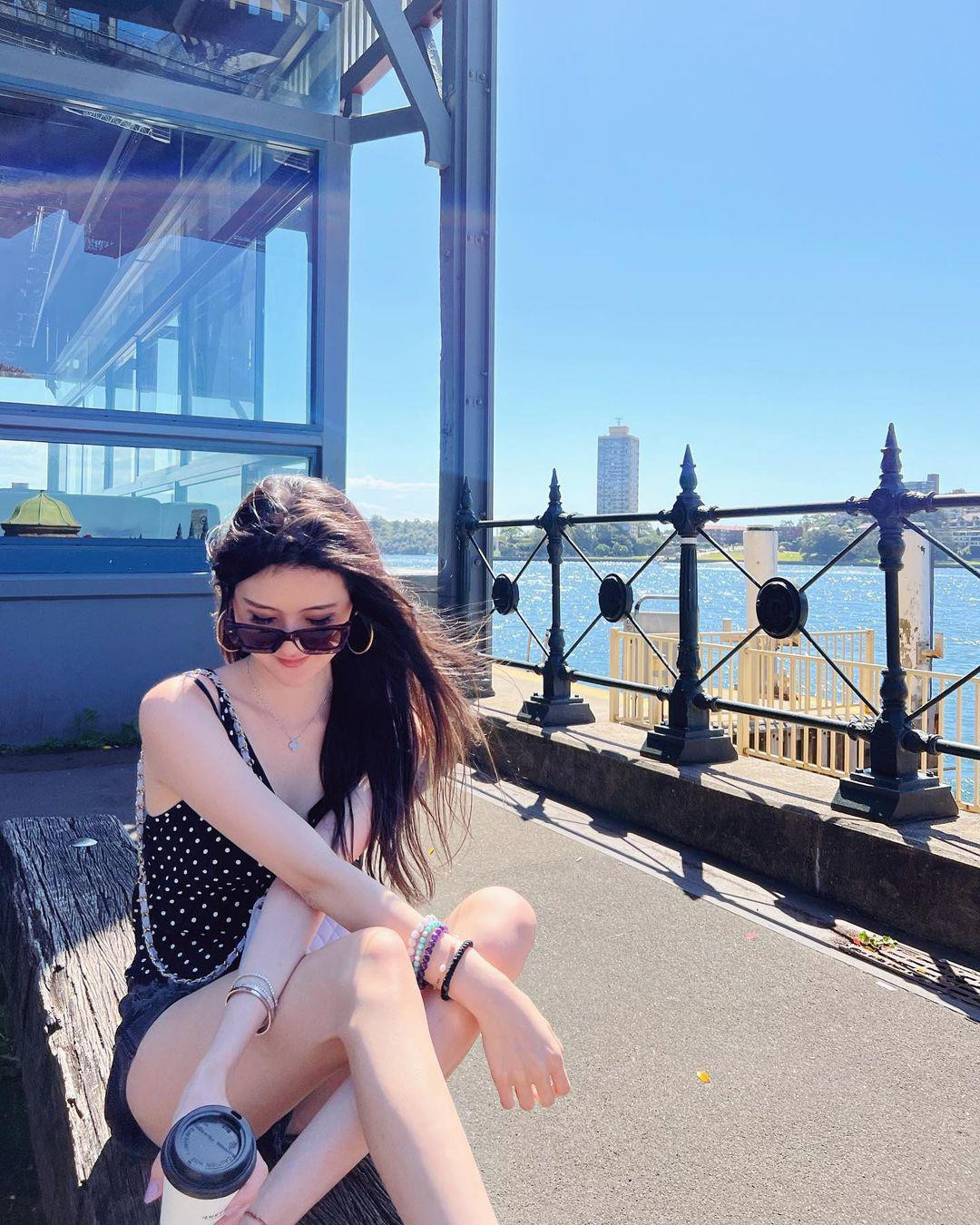 Trinity Liao yêu thích kiểu trang phục này vì vẫn tôn dáng đẹp song mang lại cảm giác thoải mái, dễ chịu, phù hợp với nhiều hoàn cảnh khác nhau.