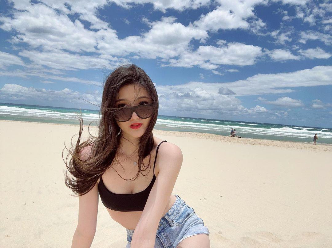 "Bạn này xinh xắn, da trắng phát sáng luôn đó", "Dáng nuột nà quá", "Chẳng những đẹp mà gu thời trang cũng bắt mắt nữa", "Bạn này mà lấn sân làm mẫu ảnh thì được lắm đó",... là những bình luận của cư dân mạng dưới bài viết của Trinity Liao.