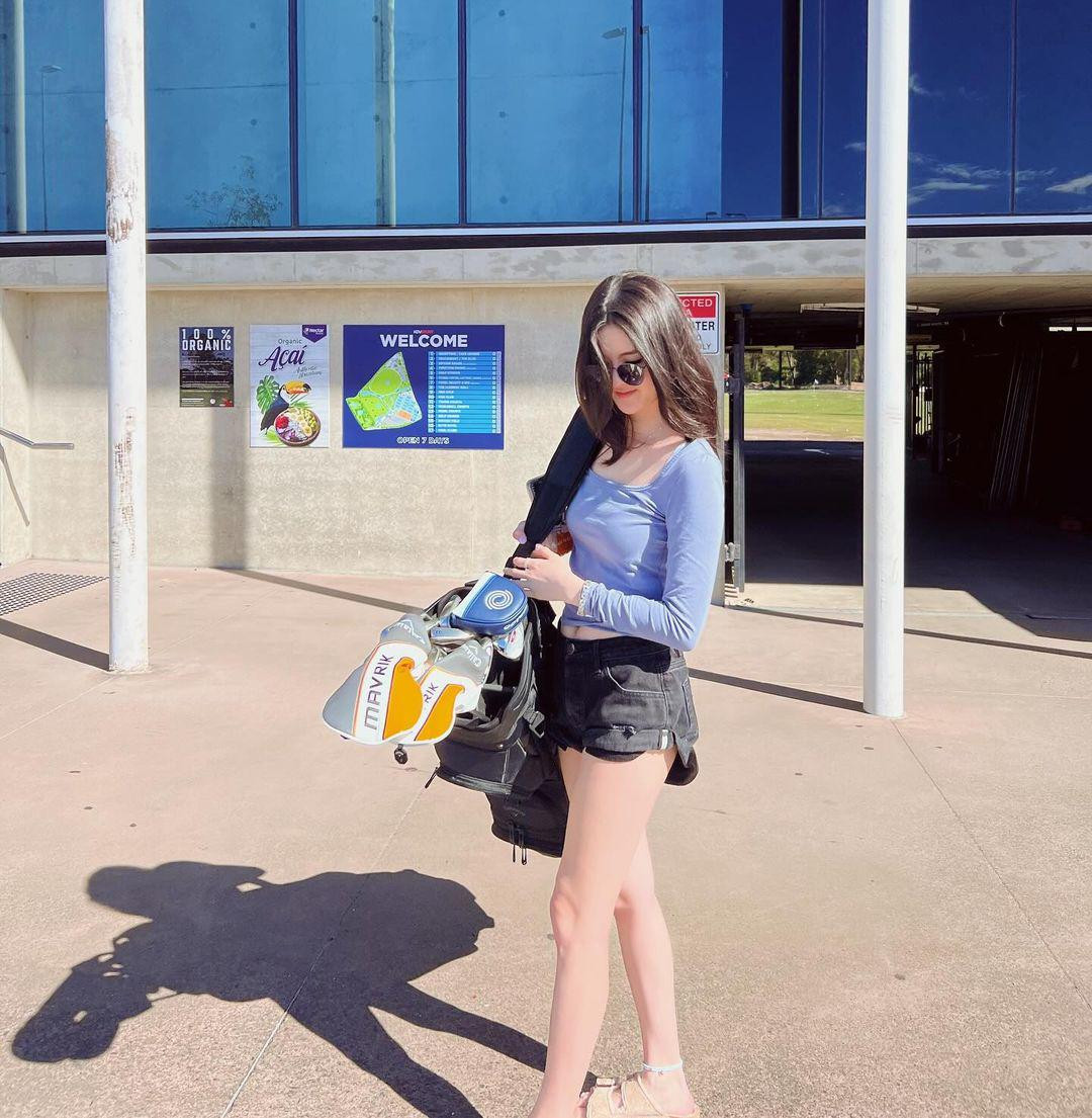 Khi mới 20 tuổi, Trinity Liao đã sở hữu vẻ ngoài ngọt ngào, khí chất nổi bật và đôi mắt to và nhanh chóng thu hút sự chú ý của truyền thông.