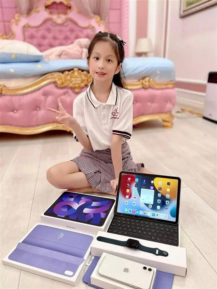 "Tôi cũng có nói với con là sao con cho bạn 70 nghìn vậy? Bạn ấy trả lời 'tại con còn có 70 ngàn thôi'. Sau đó mình nhắc nhở 70 nghìn đối với độ tuổi của con cũng là số tiền lớn. Sau này nếu có giúp bạn thì con có thể cho bạn 50 nghìn thôi rồi giữ lại một phần cho mình. Con cho bạn tiền thì mẹ không có ý kiến gì đâu", Di Băng nói thêm.