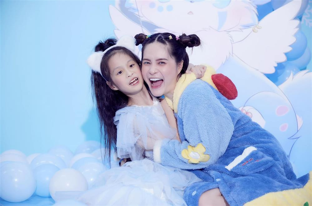 Mới nhất trên trang cá nhân, nữ đại gia đã có chia chú ý về ái nữ đầu tiên tên Hana. Bà mẹ trẻ tiết lộ vừa cho con gái 200 nghìn để mua quà bánh hoặc đồ dùng học tập cần thiết khi ở trường.