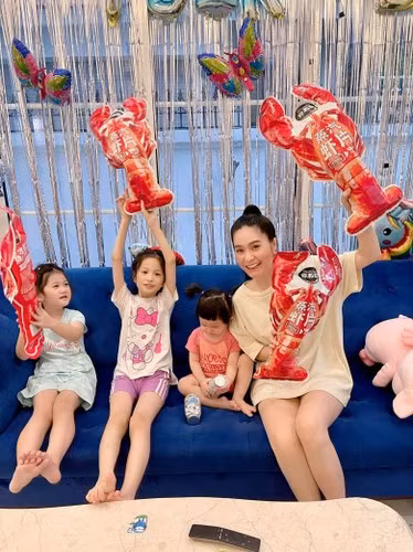 Tôi chỉ dạy con cái gì nên làm và không nên làm thôi. Ví dụ như con 'bao' bạn bè ăn, giúp đỡ bạn là nên làm, nhưng con cho bạn quá nhiều tiền so với túi tiền của con là không nên", Di Băng tâm sự thêm.