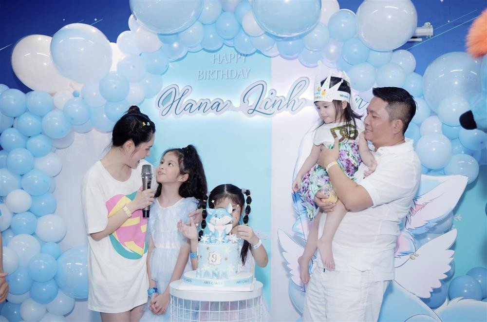 Thấy con gái biết san sẻ với bạn bè, Đoàn Di Băng cảm thấy rất vui. Tuy nhiên, bà mẹ trẻ cũng không giấu nổi sự lo lắng.