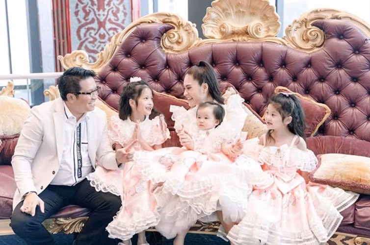 Nữ đại gia xinh đẹp chia sẻ: "Ở tuổi của Hana, tôi không dạy con phân biệt giàu nghèo đâu. Phân biệt giàu nghèo là khi mình nhìn vào một con người, mình phải đánh giá bạn mặc đồ gì, đi xe nào, học trường ở đâu... nó vô tình khiến bé phân biệt đối xử nên tôi không muốn...