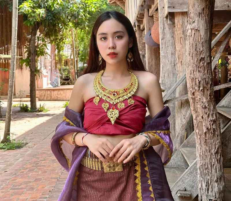 Thông qua các video của mình, tôi mong rằng, người trẻ ở Việt Nam và Lào sẽ nhận ra được điểm giống, khác nhau về bản sắc văn hóa giữa hai đất nước, khám phá những điều mới lạ và trở nên gắn kết tình cảm hơn", hot girl người Lào cho biết thêm.