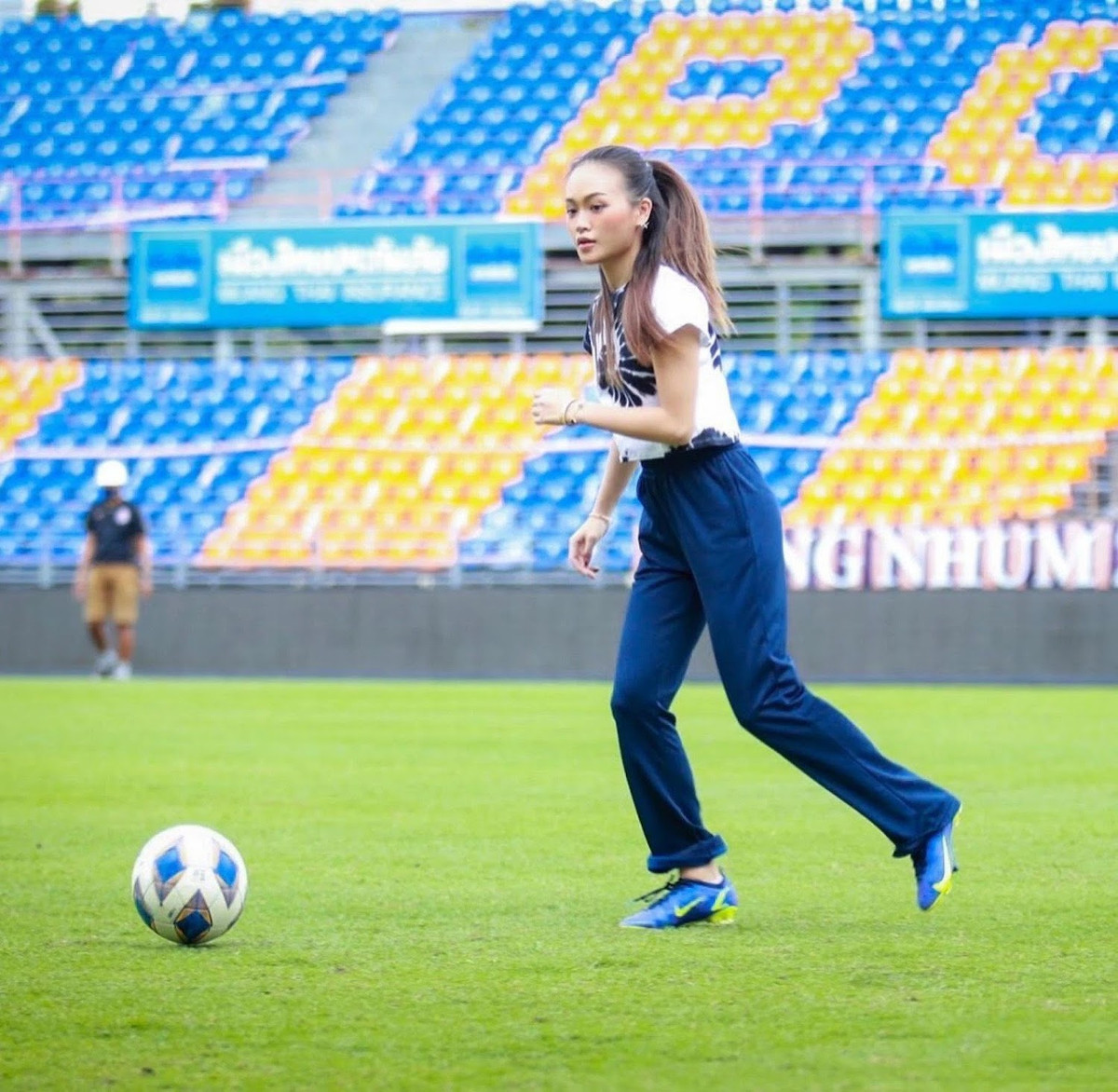 Nuanwan Phanachet có bằng cử nhân Tâm lý học tại Đại học Queensland, Úc. Hiện tại, cô đang theo học lấy bằng thạc sĩ (chương trình Tiếng Anh) tại Đại học Chulalongkorn, ngôi trường mà mẹ cô cũng từng theo học.