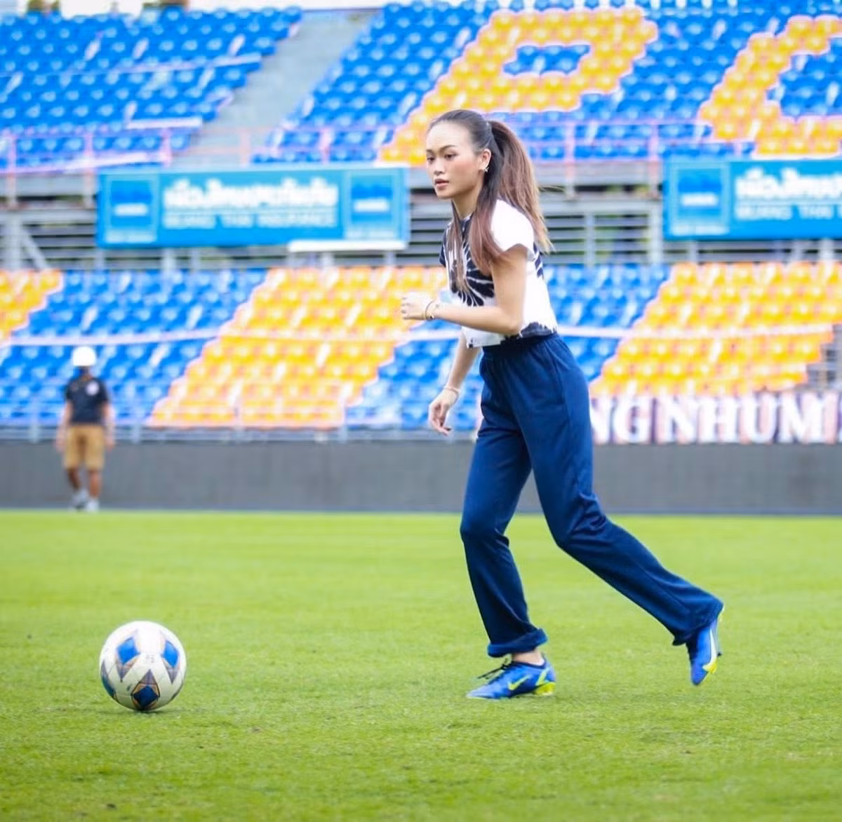 Nuanwan Phanachet có bằng cử nhân Tâm lý học tại Đại học Queensland, Úc. Hiện tại, cô đang theo học lấy bằng thạc sĩ (chương trình Tiếng Anh) tại Đại học Chulalongkorn, ngôi trường mà mẹ cô cũng từng theo học.