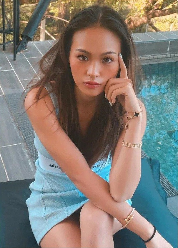 Hai mẹ con người phụ nữ quyền lực của U23 Thái Lan đều được các fan yêu bóng đá biết đến và ngưỡng mộ. Mẹ là doanh nhân thành đạt, còn cô con gái Nuanwan Phanachet cũng giỏi giang và đang trên đường trở thành nhà quản lý.