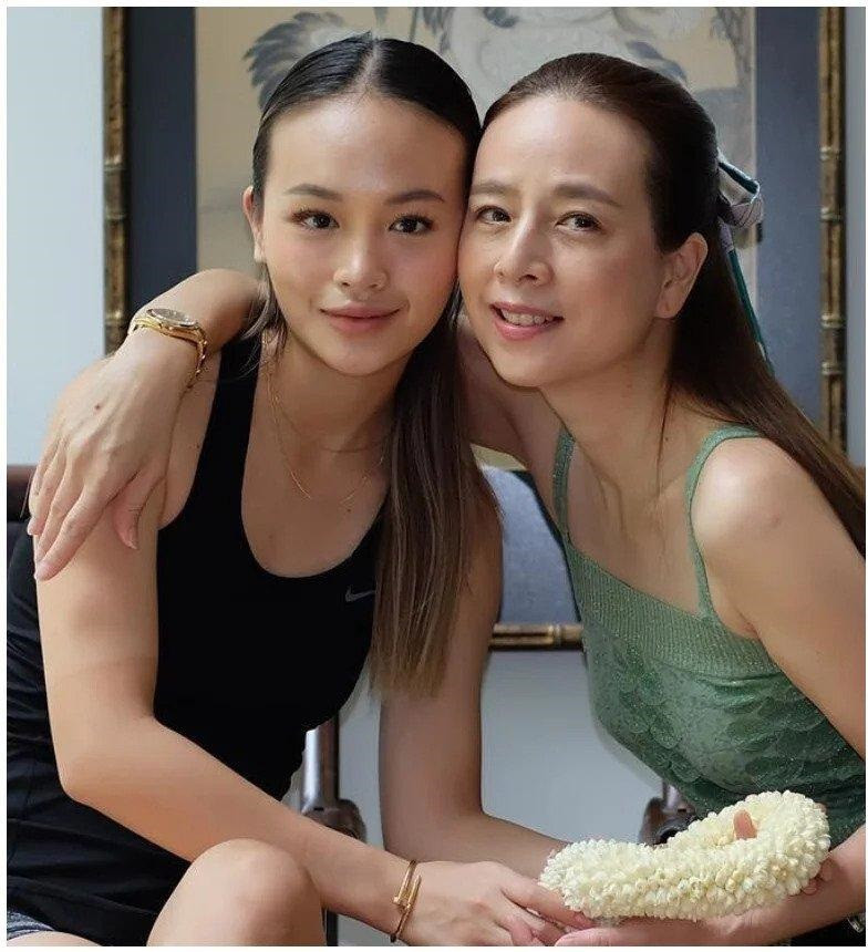 Nuanwan Phanachet là con gái của bà Nualphan Lamsam (Madam Pang) và chồng cũ. Cô nàng sở hữu phong cách cá tính và mạnh mẽ.