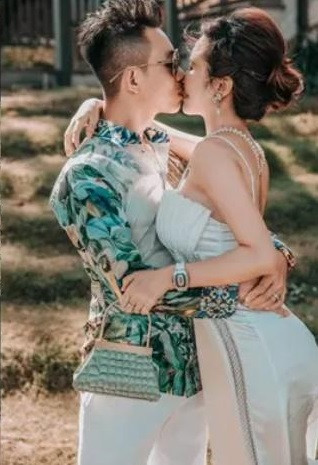 Ngay lập tức, đại gia Minh Nhựa vào hỏi vợ: "Vậy là chồng nên nói nhiều hay ít nói hơn vậy ta". Đáp lại, Mina Phạm dành cho ông xã lời khen có cánh: "Chồng thì quá tuyệt vời rùi nên làm gì cũng yêu hết, không làm gì cũng được lun nè".