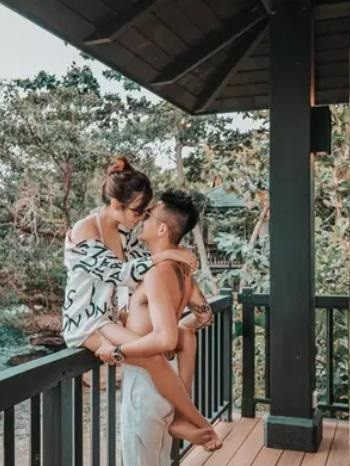 Theo Mina Phạm, nên chọn một người nói ít, làm nhiều, đừng chọn một người luôn miệng nói chữ yêu nhưng khi mệt mỏi, cần người ta nhất lại chẳng thấy đâu.