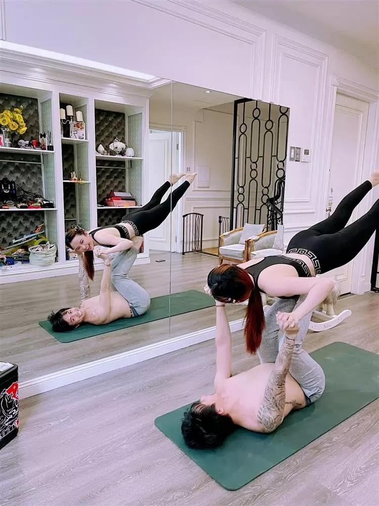 Vào Facebook của vị đại gia ngành nhựa, mọi người không khó để bắt gặp những bức ảnh "tình củm" và những lời nói "sến súa" Minh Nhựa cho vợ hai và ngược lại.