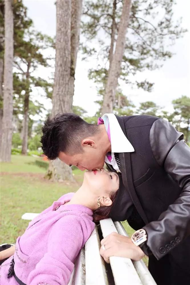 Nhưng gây chú ý hơn cả là hình ảnh vợ hai Minh Nhựa đính kèm cùng bài viết. Bức hình ghi lại khoảnh khắc tình bể bình của cặp vợ chồng đại gia trong tư thế khó đỡ.