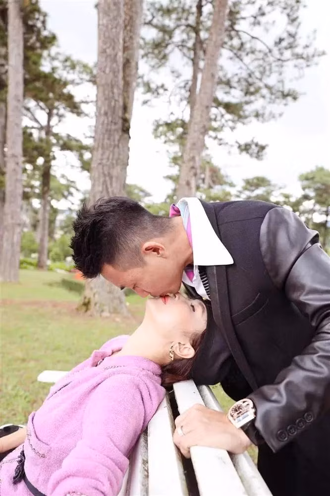 Nhưng gây chú ý hơn cả là hình ảnh vợ hai Minh Nhựa đính kèm cùng bài viết. Bức hình ghi lại khoảnh khắc tình bể bình của cặp vợ chồng đại gia trong tư thế khó đỡ.