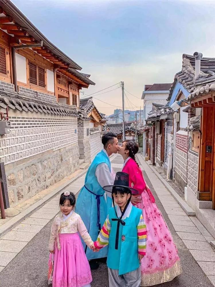 Minh Nhựa lên chức ông ngoài rồi nhưng anh và vợ hai lúc nào cũng như vợ chồng son.