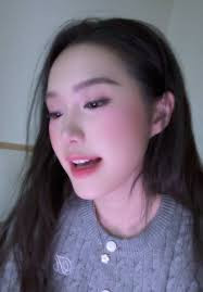 Dù chỉ mực áo kín cổ, tóc búi gọn gàng, nét duyên dáng cùng tông giọng ấm áp giúp Doãn Hải My nổi bật.