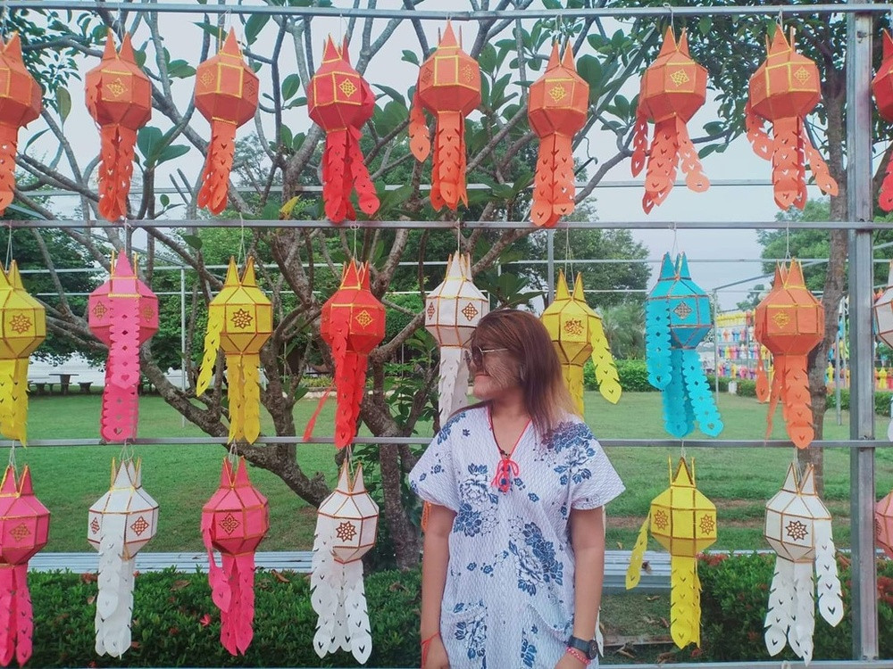 Cũng chính là lí do nhiều lông khiến cho không ít người có cái nhìn dè chừng, không mấy thiện cảm đối với Supatra Sasuphan. Bạn bè ở trường học cũng xa lánh khiến cho cô ngày càng trở nên tự ti hơn.