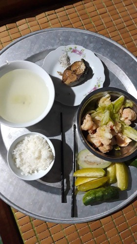 Chuẩn bị tinh thần cho bữa cơm một mình khi bị cách ly tại nhà và có bố mẹ nâng cao tinh thần chống dịch.