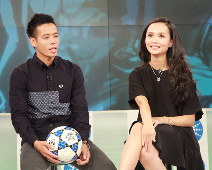 Bên cạnh đó, những thay đổi của Huyền Mi về ngoại hình đến từ việc đổi kiểu tóc mới và update phong cách ăn mặc sang trọng, thần thái chín muồi thấy rõ.