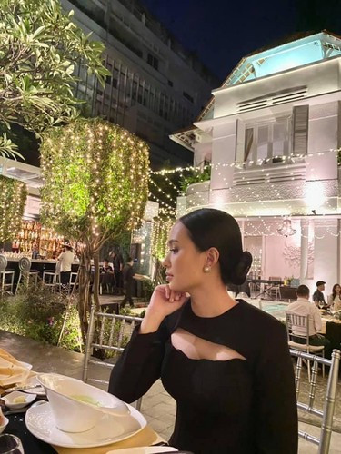 Trước đó, Huyền Mi từng khiến nhiều người chú ý khi lộ những bức ảnh khoe túi hiệu và có những sản phẩm lên tới vài trăm triệu đồng.