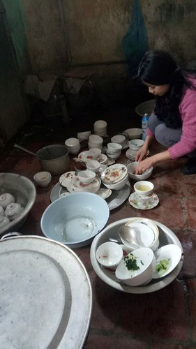 Đa phần, các hình ảnh đều cùng một nội dung đó là hội chị em gái ngồi bó gối nhìn đống bát đĩa, khay chậu vừa bẩn, vừa lộn xộn.