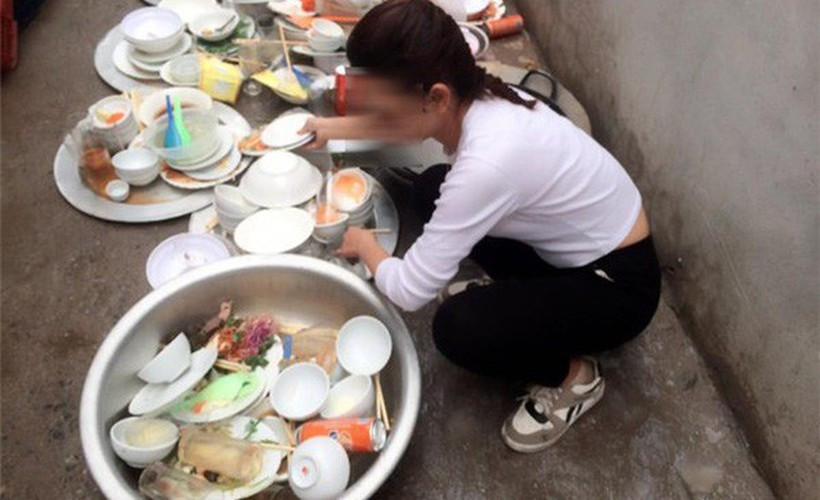 Trên các diễn đàn hội chị em đưa ra những bức ảnh nhìn bát đĩa bẩn thôi mà muốn ngất.