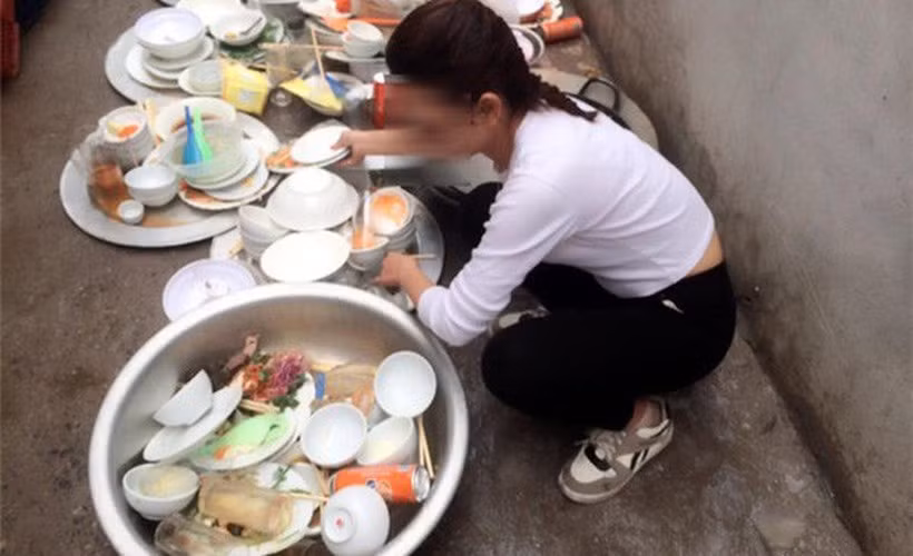 Trên các diễn đàn hội chị em đưa ra những bức ảnh nhìn bát đĩa bẩn thôi mà muốn ngất.