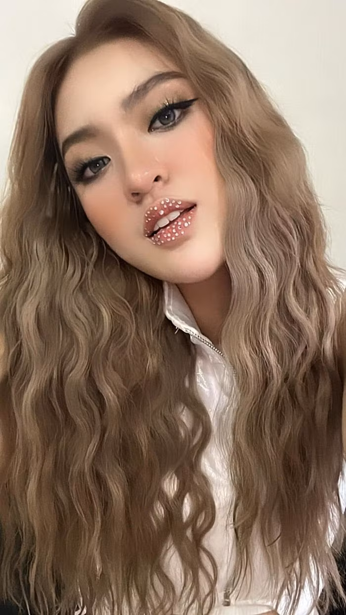 Điểm nhấn của layout hôm nay chính là đôi môi được đính đá lấp lánh, có lẽ cô nàng đã rất cất công đầu tư cho lần tham dự sự kiện lần này.