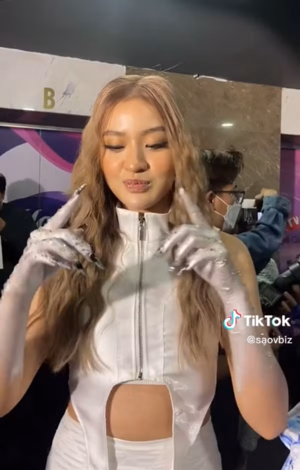 Mới đây, Trần Thanh Tâm gây bất ngờ tại sự kiện với diện mạo mới. Cụ thể, hot TikToker diện một thiết kế màu trắng ấn tượng, cách điệu ở chiếc áo croptop khoe vòng 2 thon gọn.