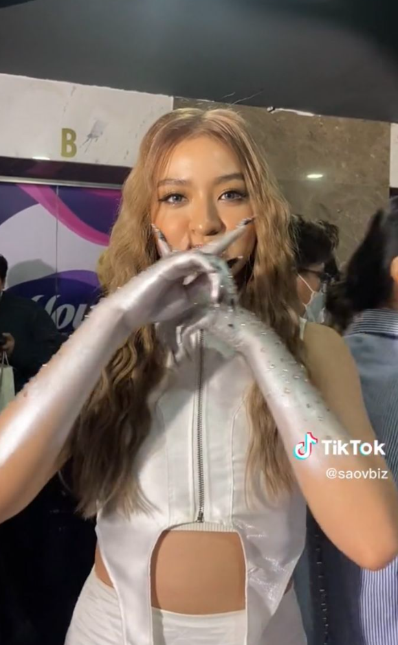 Thanh Tâm kết hợp thêm chân váy dáng ngắn cùng đôi chân dài, Trần Thanh Tâm được nhận xét là có gu thời trang thăng hạng từng ngày.