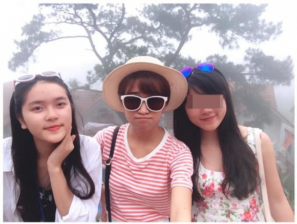 Có thể thấy, tại thời điểm đó, Diệu Linh có vẻ ngoài nhạt nhòa với làn da bánh mật, phong cách ăn mặc khá mộc mạc và giản dị.