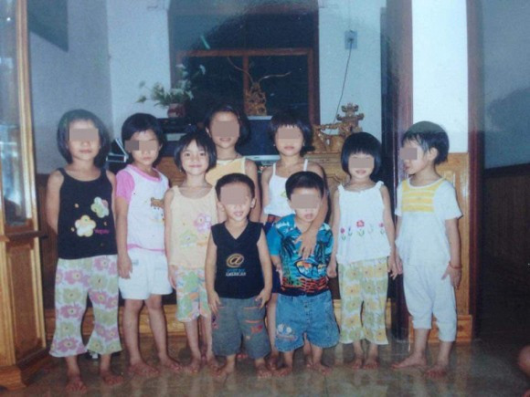 Mới đây, dân tình lại được phen "rầm rộ" chia sẻ loạt ảnh thời bé của "tình mới" của con út tỷ phú Johnathan Hạnh Nguyễn.