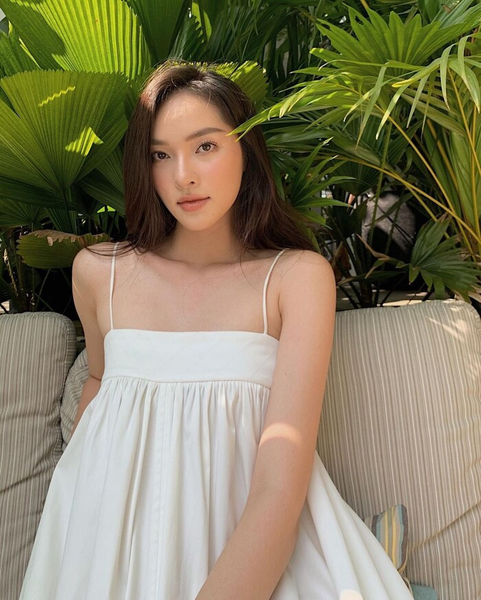 Để thực hiện ước mơ trở thành ca sĩ của mình, Diệu Linh theo học cùng lúc hai trường là Đại học Sư phạm Nghệ thuật Trung ương và Cao đẳng Nghệ thuật Hà Nội .