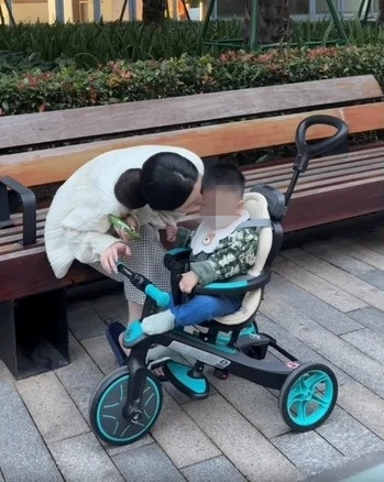 Trên trang cá nhân, Chu Thanh Huyền đăng tải video ghi lại khoảnh khắc hạnh phúc bên con trai kèm lời chia sẻ: "Có cái xe mẹ con chở đi khắp xóm".