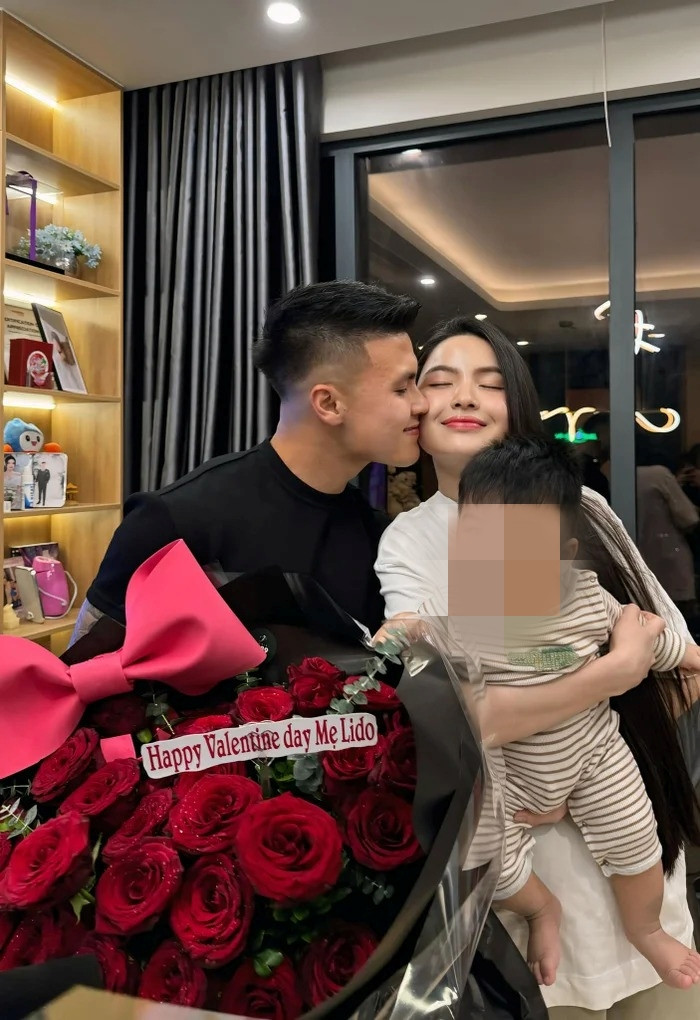 Trước đó, vào giữa tháng 3, Chu Thanh Huyền khiến dân tình tò mò khi đăng dòng trạng thái ẩn ý: "Hổ sa cơ cũng không đến lượt chó mèo lên tiếng. Rồng mắc cạn cũng không ngang hàng với tép tôm".