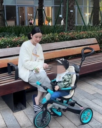 Vợ Quang Hải thoải mái mặc đồ bộ, đi dép lê khi cho quý tử đi chơi.