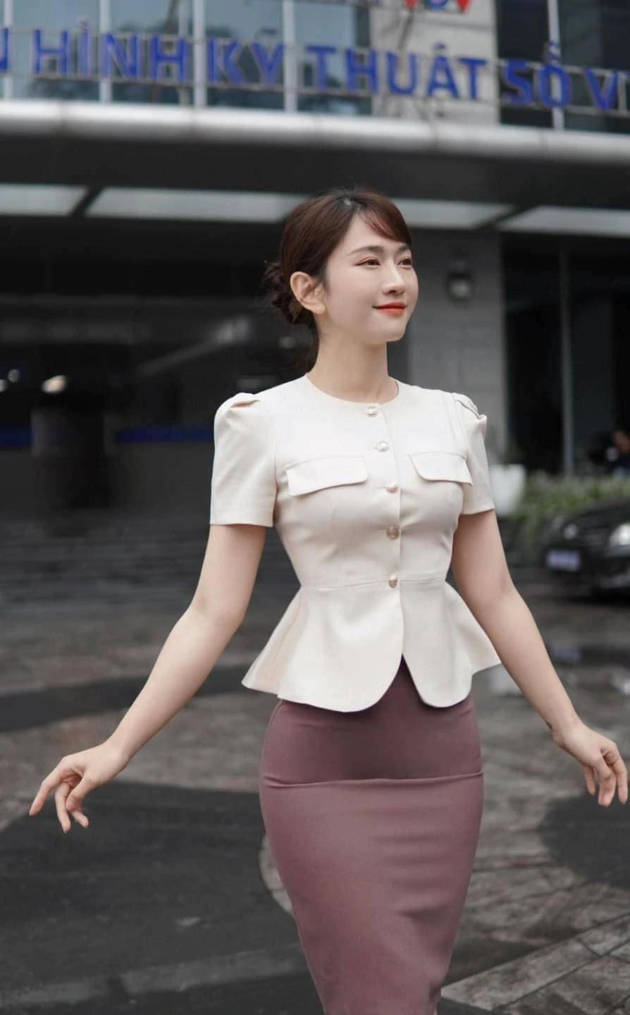 Lê Bống từng có chia sẻ gây chú ý về lý do của sự thay đổi: "Ngày xưa mình hay có những cái tiêu cực bị bàn ra tán vào nên mình nghĩ em gái khi đi học cũng sẽ bị ngại. Khi mình hỏi, em gái chia sẻ là giấu không dám cho mọi người biết chị gái mình là Lê Bống. Lúc đấy mình mới tự nhìn nhận lại. Em gái bảo, khi bạn bè trong lớp nói sẽ ngồi im lặng, nghe xem các bạn bàn gì về chị gái. Do vậy, mình muốn thay đổi để khi em mình kể về chị gái phải thấy vui, tự hào chứ không phải những hình ảnh không hay như trước đây”.