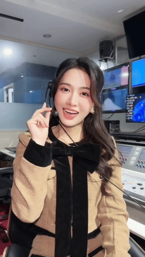 Lê Bống rẽ hướng làm MC, theo đuổi phong cách thanh lịch.