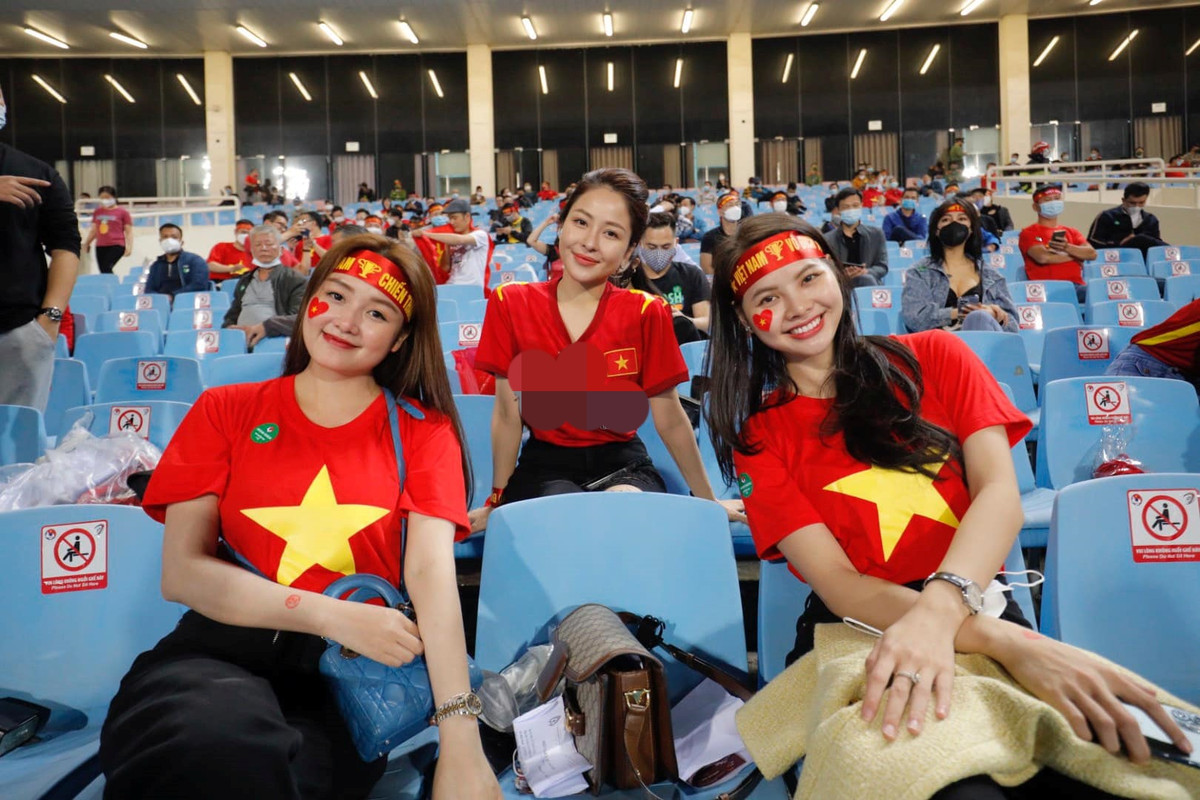 Khi được khán giả xung quanh xin chụp ảnh chung, Trâm Anh vui vẻ đồng ý.