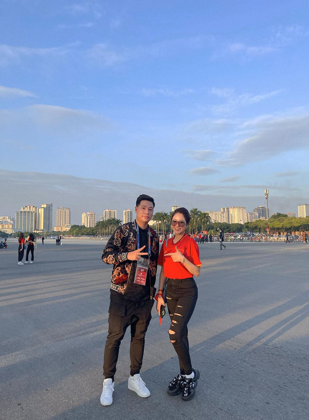 Thay vì ở nhà cổ vũ cho các cầu thủ đội tuyển Việt Nam như mọi khi, lần này khi có cơ hội đến sân sau gần 2 năm vì COVID-19, hot girl Trâm Anh không thể bỏ qua cơ hội.