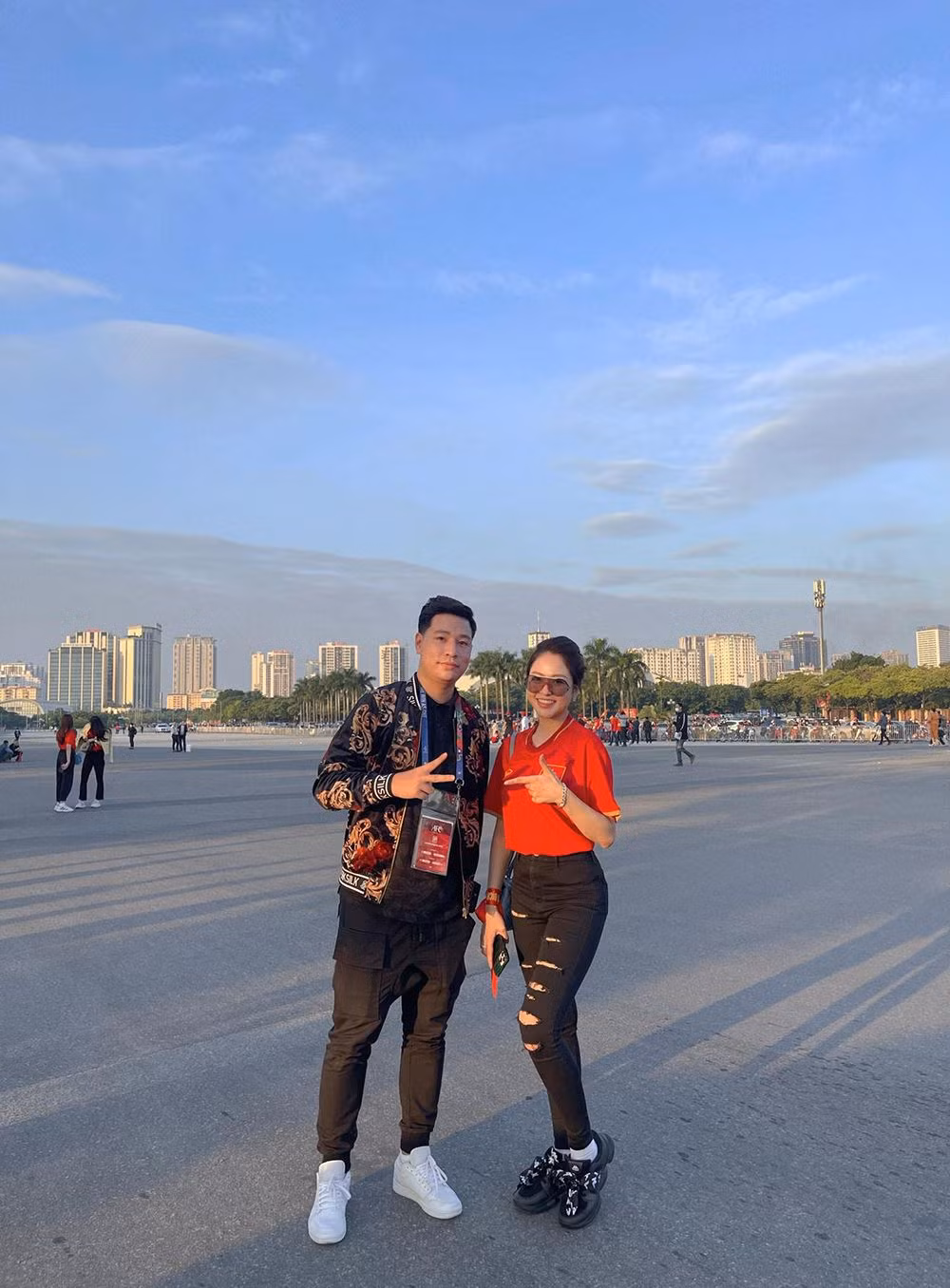 Thay vì ở nhà cổ vũ cho các cầu thủ đội tuyển Việt Nam như mọi khi, lần này khi có cơ hội đến sân sau gần 2 năm vì COVID-19, hot girl Trâm Anh không thể bỏ qua cơ hội.