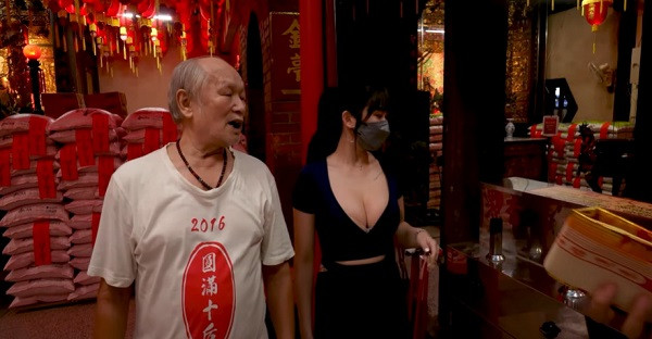 Khi những bức ảnh Lu Yiyi ăn mặc phản cảm khi đi chùa được "lên sóng" đã nhận được vô vàn chỉ trích của cộng đồng.