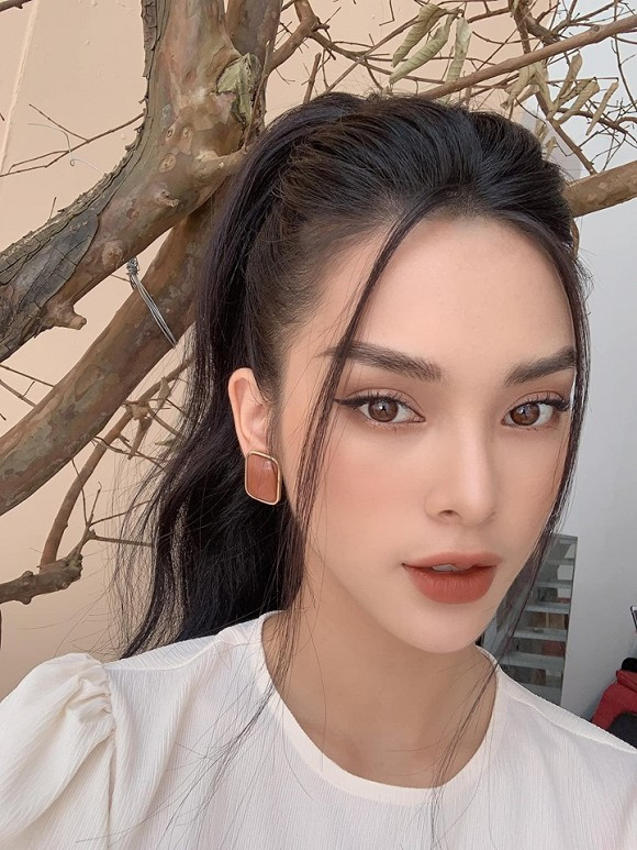 Tên tuổi của Quỳnh Lương từng phủ sóng khắp các mặt báo nhờ tham gia “Màu nước mắt” của Nguyễn Trần Trung Quân vào cuối năm 2018.