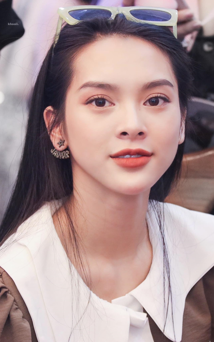 "Hình như phẫu thuật thẩm mỹ lên ngôi rồi mấy bạn không còn công nhận vẻ đẹp tự nhiên nữa vậy á. Mắt mình 2 mí đi đâu cũng bị hỏi mắt cắt ở đâu. Chán hết muốn nói." hay "Giọng nói tỉ lệ nghịch với khuôn mặt. Em cứ nghĩ giọng chị nhẹ nhàng kiểu nàng thơ lắm." là những bình luận dân mạng để lại dưới bài đăng của Quỳnh Lương.