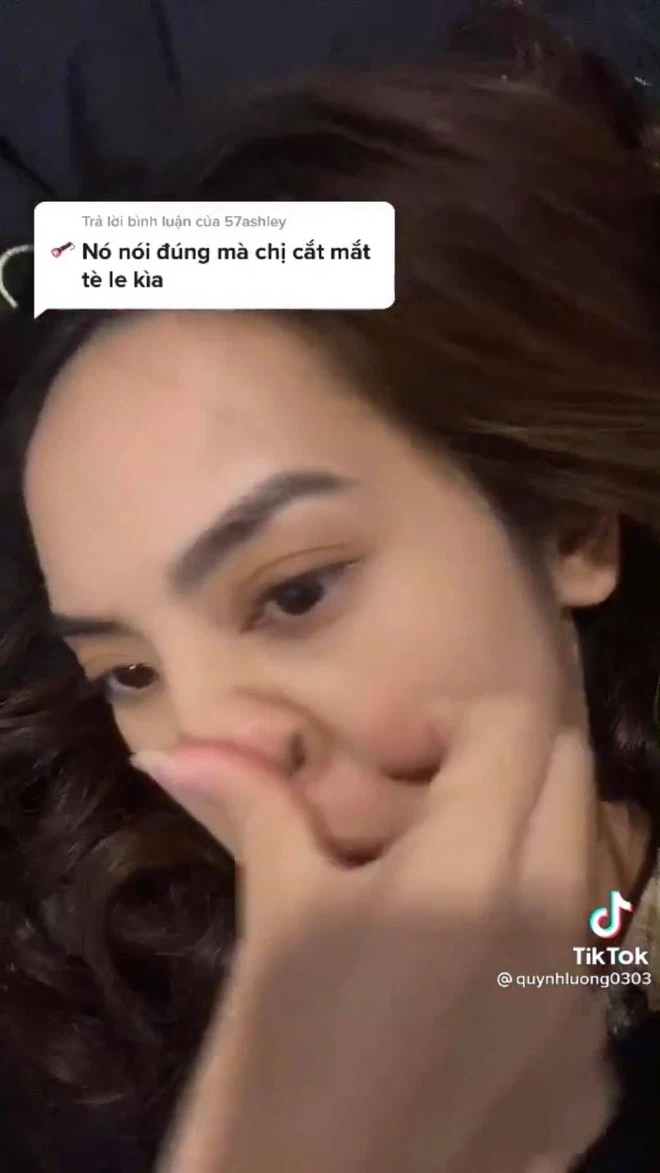 Người này cho rằng Quỳnh Lương "cắt mắt tè le" nên nàng mẫu lookbook đã vạch mí mắt ra soi cho mọi người thấy, tiện thể giải thích chuyện mũi, môi và cằm với giọng điệu hờn dỗi.