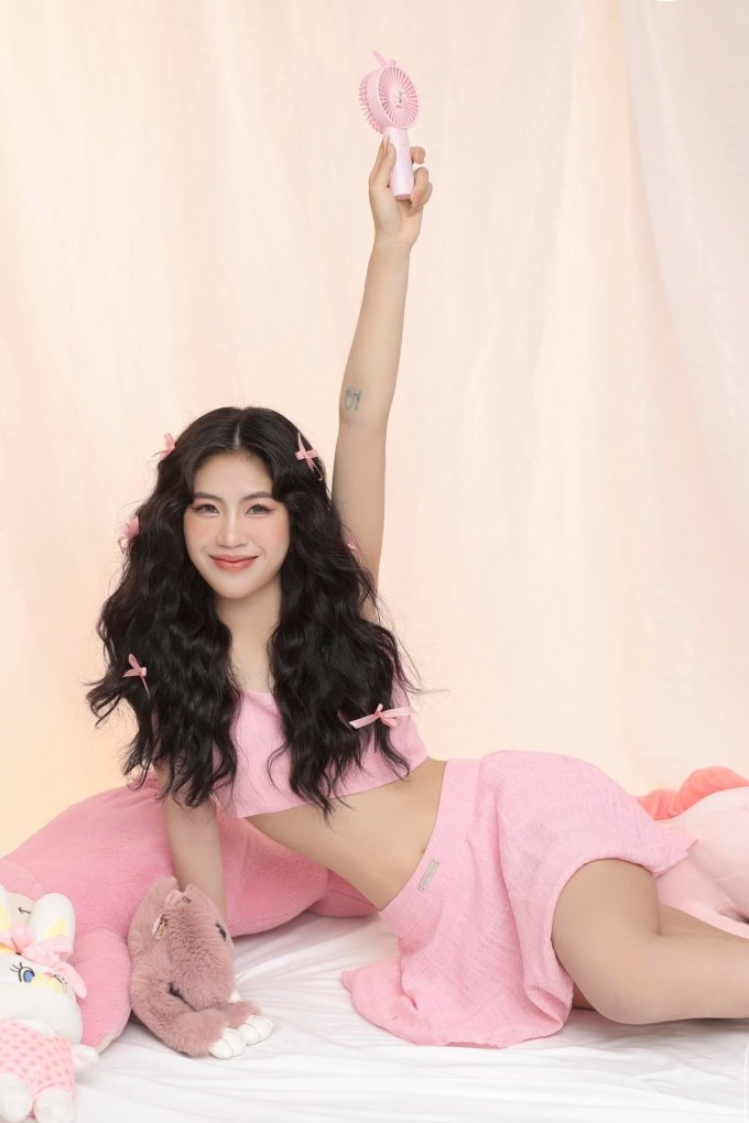 Loạt ảnh mừng tuổi mới của Thanh Nhã được người hâm mộ chia sẻ trên các fanpage, hút hàng chục nghìn lượt yêu thích, bình luận tích cực.