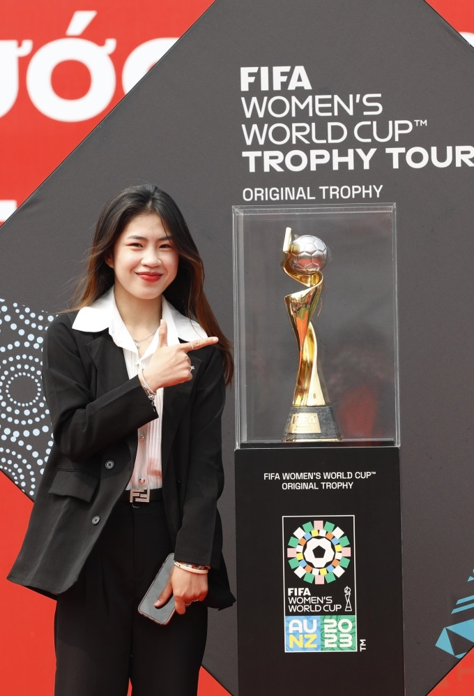 Tại hoạt động thảm đỏ hay sự kiện mang tính chất trang trọng, cầu thủ thường phối sơ mi với blazer. Thanh Nhã cũng ghi dấu ấn với mái tóc dài buông xõa tự nhiên ở đời thường.